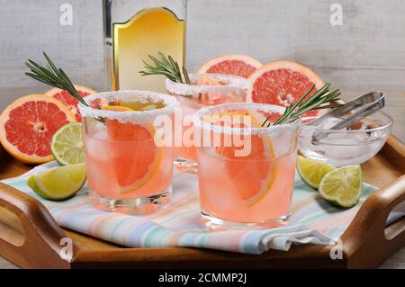 Dieser herrliche Cocktail aus frischen rosa Palomas wird die Art und Weise verändern, wie Sie Tequila betrachten. Stockfoto