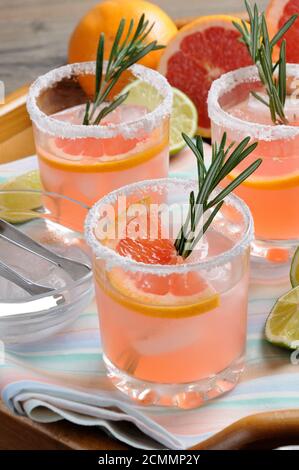 Dieser herrliche Cocktail aus frischen rosa Palomas wird die Art und Weise verändern, wie Sie Tequila betrachten. Stockfoto