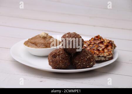 Navratri Upwas Süßigkeiten Lebensmittel-Platte Trockenobst laddu, Erdnuss Chikki oder Toffee und Sheera. Stockfoto