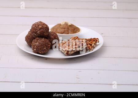 Navratri Upwas Süßigkeiten Lebensmittel-Platte Trockenobst laddu, Erdnuss Chikki oder Toffee und Sheera. Stockfoto