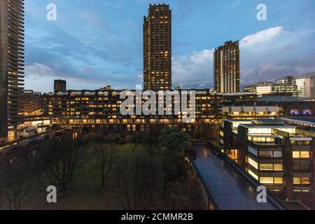 Blick in die Dämmerung nach Norden in die Barbican Gärten mit den drei Türmen am Horizont, von links nach rechts, Lauderdale, Shakespeare und Cromwell, Stockfoto