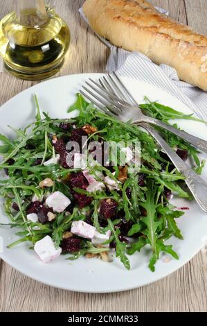 Salat aus gerösteten Rüben, Rucola, Käse Feta, und Walnüsse. Vertikale erschossen. Blick von oben. Stockfoto