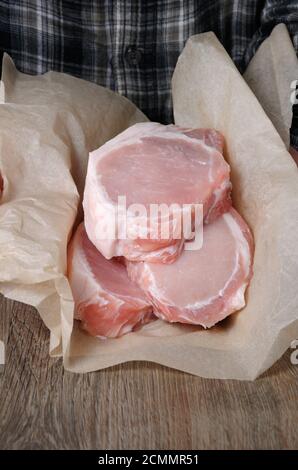 Rohe Schweinesteaks auf Knochen Stockfoto