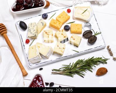 Kleine Stücke von Brie Käse, Roquefort, Camembert, Cheddar Stockfoto