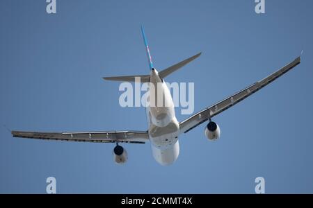 Flughafen Heathrow, London, Großbritannien. 17. September 2020. Als Folge der Coronavirus-Pandemie des Heathrow-Berichts vom August 2020 war die Passagiernachfrage im August 2019 um 81.5% niedriger, während die Zahl der nordamerikanischen Fluggäste im gleichen Zeitraum um 95% gesunken war. Bild: Flugabflüge an einem heißen Septembertag fährt der Airbus A330 von China Southern Airlines nach Shanghai. Quelle: Malcolm Park/Alamy Live News. Stockfoto