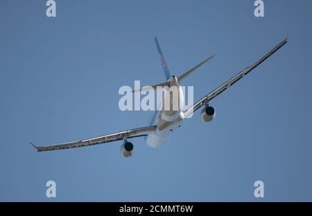 Flughafen Heathrow, London, Großbritannien. 17. September 2020. Als Folge der Coronavirus-Pandemie des Heathrow-Berichts vom August 2020 war die Passagiernachfrage im August 2019 um 81.5% niedriger, während die Zahl der nordamerikanischen Fluggäste im gleichen Zeitraum um 95% gesunken war. Bild: Flugabflüge an einem heißen Septembertag fährt der Airbus A330 von China Southern Airlines nach Shanghai. Quelle: Malcolm Park/Alamy Live News. Stockfoto