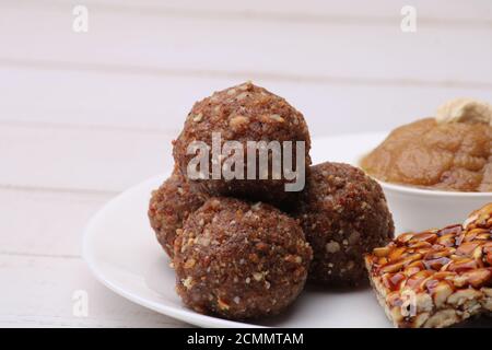 Navratri Upwas Süßigkeiten Lebensmittel-Platte Trockenobst laddu, Erdnuss Chikki oder Toffee und Sheera. Stockfoto