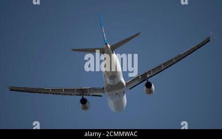 Flughafen Heathrow, London, Großbritannien. 17. September 2020. Als Folge der Coronavirus-Pandemie des Heathrow-Berichts vom August 2020 war die Passagiernachfrage im August 2019 um 81.5% niedriger, während die Zahl der nordamerikanischen Fluggäste im gleichen Zeitraum um 95% gesunken war. Bild: Flugabflüge an einem heißen Septembertag fährt der Airbus A330 von China Southern Airlines nach Shanghai. Quelle: Malcolm Park/Alamy Live News. Stockfoto