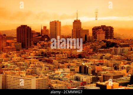 Der rauchige orangefarbene Himmel der Skyline von San Francisco. Kalifornien Brände im September 2020 in den Vereinigten Staaten. Waldbrände Zusammensetzung. Stockfoto