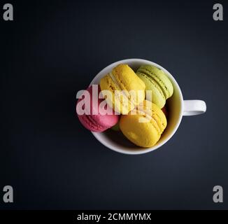 Kuchen von Mandeln Mehl macarons in eine weiße Keramiktasse Stockfoto