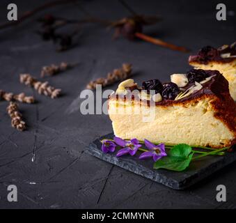 Stück Käsekuchen mit Schokolade gegossen Stockfoto