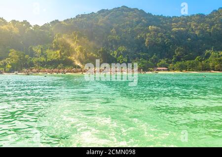 Fischerdorf Landschaft des Ko Surin Marine National Park. Traditionelle Langschwanz Boote und Häuser von Moken Stamm Dorf oder Sea Gypsies und Stockfoto