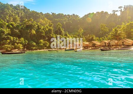 Fischerdorf Landschaft des Ko Surin Marine National Park. Traditionelle Langschwanz Boote und Häuser von Moken Stamm Dorf oder Sea Gypsies und Stockfoto