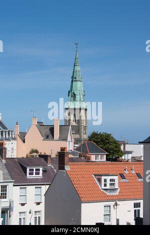Guernsey. St. Peter Port. Blick auf die Häuser und die katholische Kirche St. Joseph & St. Mary. Stockfoto