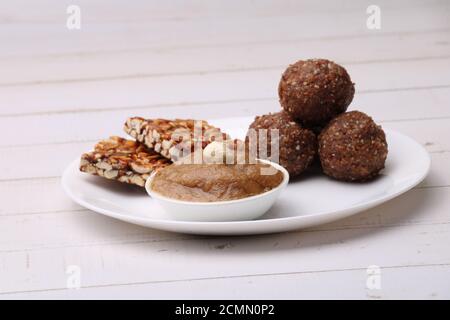 Navratri Upwas Süßigkeiten Lebensmittel-Platte Trockenobst laddu, Erdnuss Chikki oder Toffee und Sheera. Stockfoto