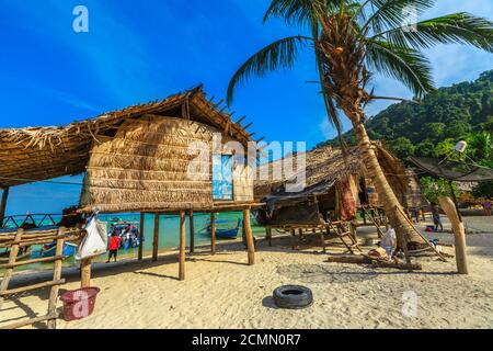 Surin Inseln, Phang Nga, Thailand - 3. Januar 2016: Moken Dorf der Thai Sea Zigeuner. Fischerdorf Ko Surin Marine National Park, Andaman Stockfoto