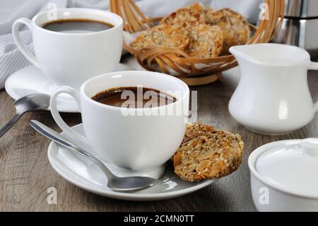 Eine Tasse Kaffee mit glutenfreien Cookies von Getreide auf dem Couchtisch. Es ist an der Zeit, einen Happen Stockfoto