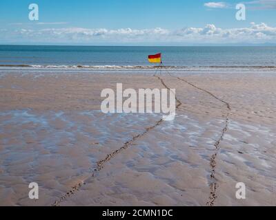 Rettungsschwimmer warning Flaggen am Strand in Port Eynon on The Gower penisula Wales Großbritannien Stockfoto