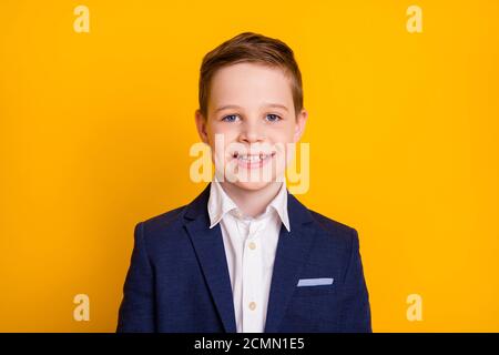 Nahaufnahme Porträt seiner er attraktiv fröhlich fröhlich pre-teen Junge Neue Semester Vierteljahreszeit isoliert über hellen lebendigen Glanz vibrierend Gelbe Farbe Stockfoto