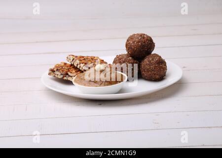 Navratri Upwas Süßigkeiten Lebensmittel-Platte Trockenobst laddu, Erdnuss Chikki oder Toffee und Sheera. Stockfoto