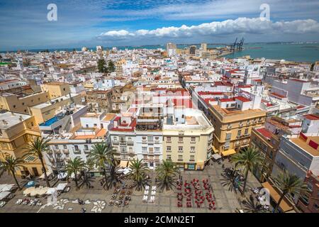 Cadiz, Andalusien, Spanien - 21. April 2016: Luftaufnahme des Cadiz Platzes an einem sonnigen Tag bei der Kathedrale von Cadiz, auf Spanisch: Iglesia de Santa Cruz Stockfoto