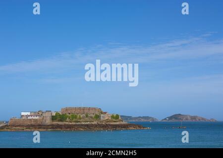 Guernsey. St. Peter Port. Schloss Cornet und entfernten Herm und Jethou Inseln. Stockfoto