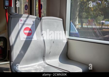 Belgrad / Serbien - 13. September 2020: Sitze in der öffentlichen Straßenbahn der Stadt Belgrad, mit Plakat Warnung, um soziale Distanz wegen Covid 19 Pandemie zu halten Stockfoto