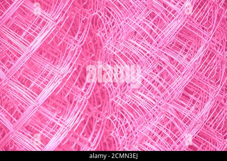 Zaun Rabitz Nahaufnahme auf einem Hintergrund in rosa Duoton. Abstrakter futuristischer Hintergrund Stockfoto