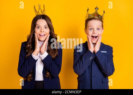 Porträt von ihr sie seine er schön attraktiv fröhlich Kleine kleine Kinder Königin König trägt Tiara viel Glück Erfolg Sieger isoliert über hell Stockfoto