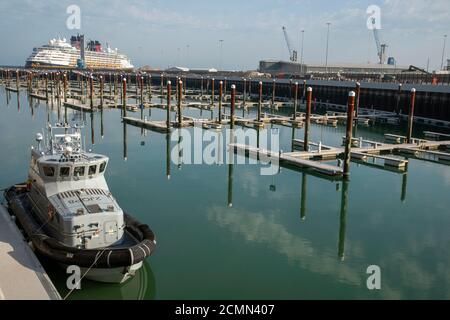 Dover, Kent, England, Großbritannien. 2020. HMC Eagle ein Küstenpatrouillenschiff der Border Force an der neuen Anlegestelle im Hafen von Dover. Stockfoto