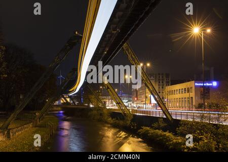 Hochbahn Wuppertal beleuchtet Stockfoto