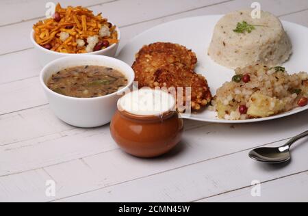 Navratri Upwas Thali / Fastfood-Platte. Stockfoto