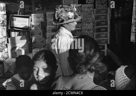 Indigener mexikanischer Mann trägt dekorierten Hut beim Dorffest in Tehuantepec, Oaxaca Mexiko. 1970er Jahre 1973 HOMER SYKES Stockfoto