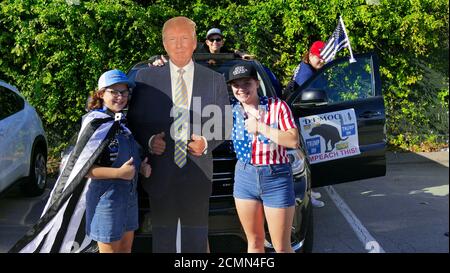 Präsident Trump Figur mit 2 Mädchen während einer Pro Police Parade. Blue Lives Matter Parade Unterstützung der Polizei Foto in hoher Qualität Stockfoto