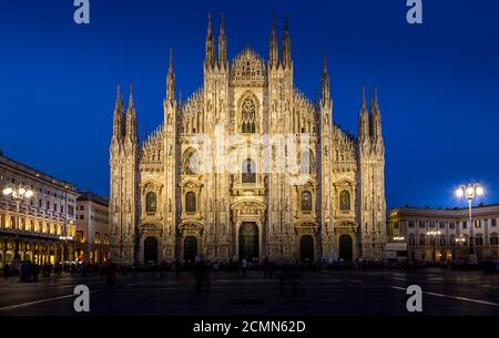 Mailand, Italien - 28 April, 2018: Touristen während der Blauen Stunde Aufnahmen im Duomo, dem Wahrzeichen der Stadt. Stockfoto