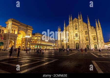 Mailand, Italien - 28 April, 2018: Touristen während der Blauen Stunde Aufnahmen im Duomo, dem Wahrzeichen der Stadt. Stockfoto