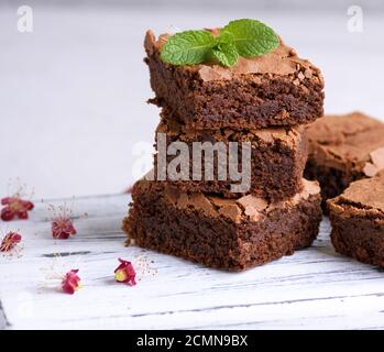 Stapel der quadratische Scheiben gebackene Brownie pie Stockfoto