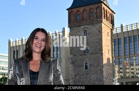 Chemnitz, Deutschland. September 2020. Katarina Witt, zweifache Olympiasiegerin und Weltmeisterin im Eiskunstlauf, steht am Roten Turm, dem Wahrzeichen ihrer Heimatstadt Chemnitz. Die erfolgreiche Eiskunstläuferin kam nach Chemnitz zur Vorschau der MDR/Arte-Koproduktion 'Katarina Witt - Weltstar aus der DDR'. Der Film wird am 23. September auf Arte, am 3. Oktober auf ARD und am 11. Oktober auf MDR ausgestrahlt. Quelle: Hendrik Schmidt/dpa-Zentralbild/ZB/dpa/Alamy Live News Stockfoto