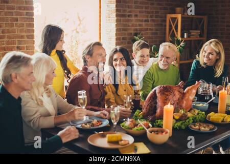 Porträt der ganzen Familie Acht Mitglieder dank der Segensversammlung Sitztisch Begrüßung Abendessen truthahn Tisch Wohnzimmer drinnen Stockfoto