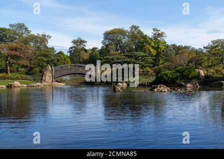 Brücke und Teich im Garten des Phoenix (Osaka Garden) in Chicago, IL Stockfoto