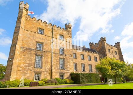 Lumley Castle in der Grafschaft Durham, England. Die Festung aus dem 14. Jahrhundert ist ein denkmalgeschütztes Gebäude und ein 4-Sterne-Hotel. Stockfoto