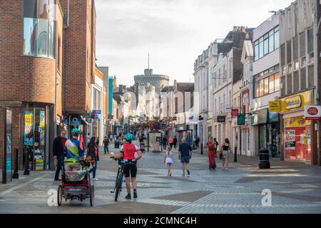 Peascod Street in Windsor, Großbritannien am Morgen des 13. September 2020. Windsor Castle steht in der Ferne. Stockfoto