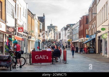 Peascod Street in Windsor, Großbritannien am Morgen des 13. September 2020. Windsor Castle steht in der Ferne. Stockfoto