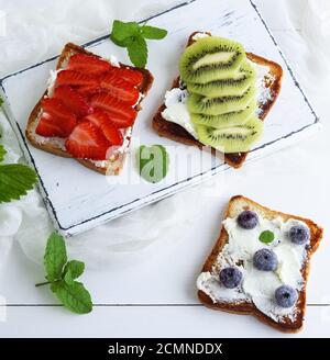 French Toast mit Frischkäse, Erdbeeren, Kiwi und Blaubeeren Stockfoto