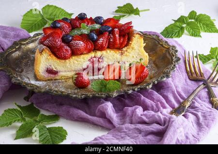 Käsekuchen aus Quark und frische Erdbeeren Stockfoto