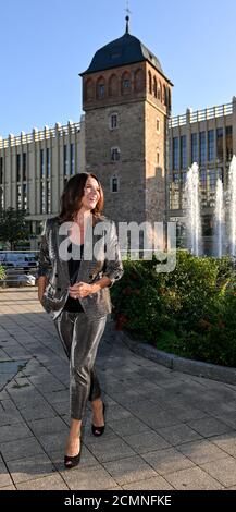 Chemnitz, Deutschland. September 2020. Katarina Witt, zweifache Olympiasiegerin und Weltmeisterin im Eiskunstlauf, steht am Roten Turm, dem Wahrzeichen ihrer Heimatstadt Chemnitz. Die erfolgreiche Eiskunstläuferin kam nach Chemnitz zur Vorschau der MDR/Arte-Koproduktion 'Katarina Witt - Weltstar aus der DDR'. Der Film wird am 23. September auf Arte, am 3. Oktober auf ARD und am 11. Oktober auf MDR ausgestrahlt. Quelle: Hendrik Schmidt/dpa-Zentralbild/ZB/dpa/Alamy Live News Stockfoto