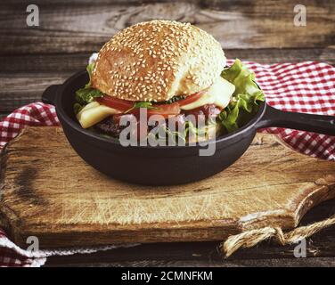 Burger mit einer Frikadelle und Gemüse Stockfoto