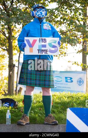 Glasgow, Schottland, Großbritannien. September 2020. Im Bild: Die Pro-Unabhängigkeitsgruppe All Under One Banner (AUOB) haben eine sozial distanzierte Kundgebung außerhalb des BBC Scotland HQ abgehalten. Die Aktivisten planten ursprünglich eine Demonstration am George Square, verlegten die Kundgebung jedoch nach der Entscheidung des Unternehmens, keine täglichen Covid-Briefings von Nicola Sturgeon mehr zu zeigen, außerhalb des Gebäudes der BBC in Pacific Quay. BBC Scotland hat seitdem gesagt, dass sie Nicola Sturgeons Covid-Briefings nächste Woche weiter senden werden. Quelle: Colin Fisher/Alamy Live News Stockfoto