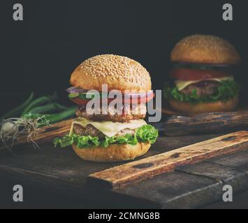 Double Cheeseburger in einem Brötchen Mit Sesam Stockfoto