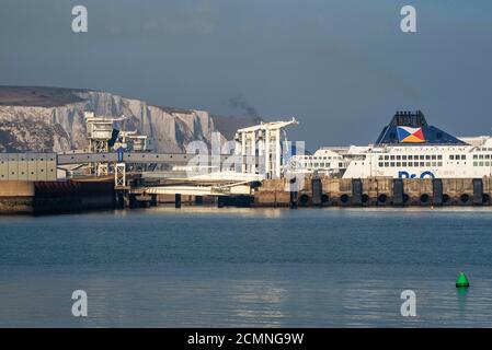 Dover, Kent, England, Großbritannien. 2020. Cross Channel Fähren im Kent Küstenhafen von Dover mit einer Kulisse der berühmten weißen Klippen. Stockfoto